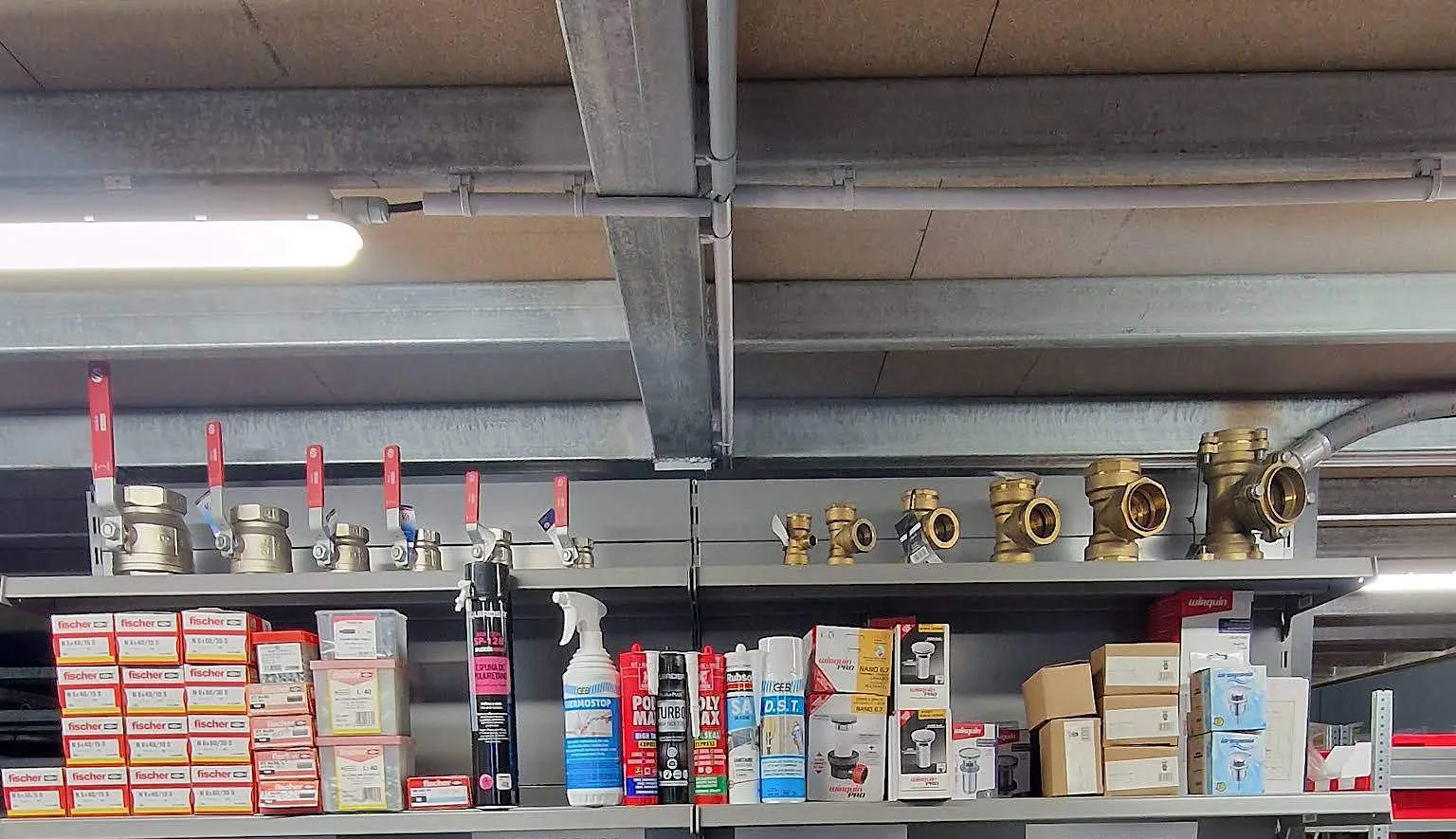 Le rayon des vannes et raccords en laiton, des mastics et des chevilles