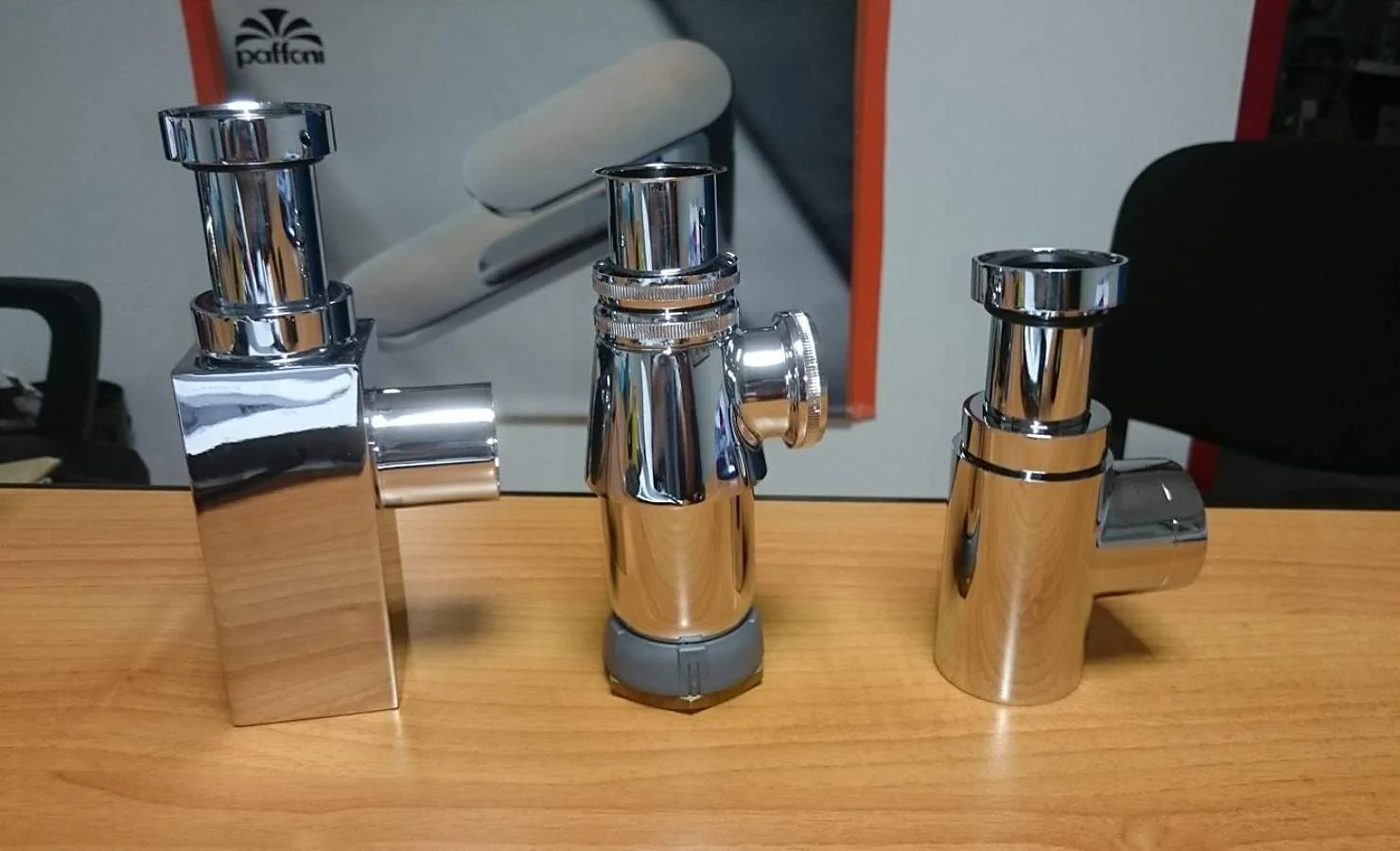 Trois siphons chromés de lavabo