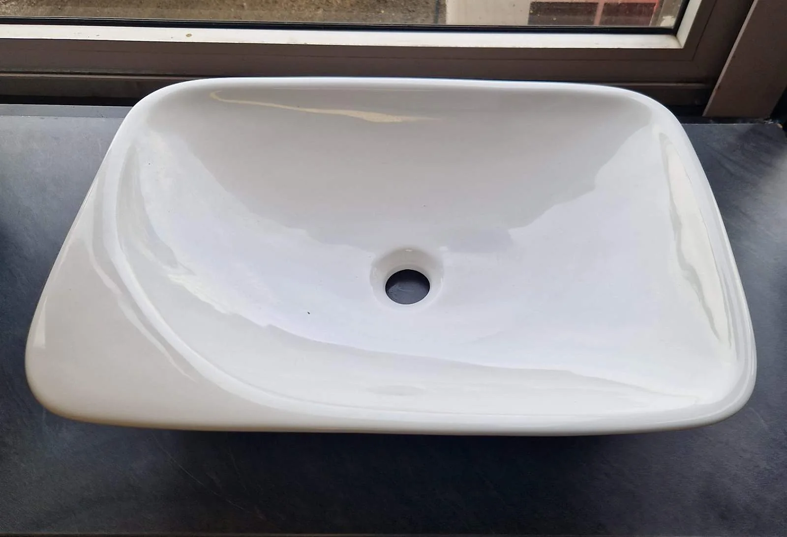 Une vasque à poser en céramique blanche, au magasin