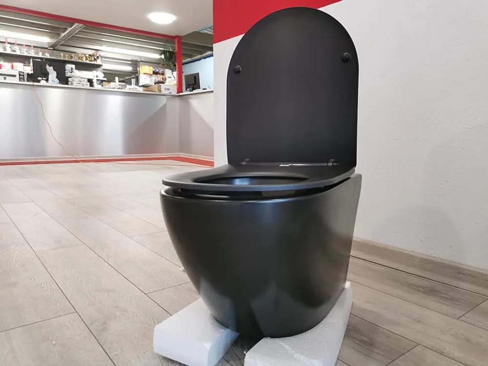Un WC noir mat exposé dans le magasin